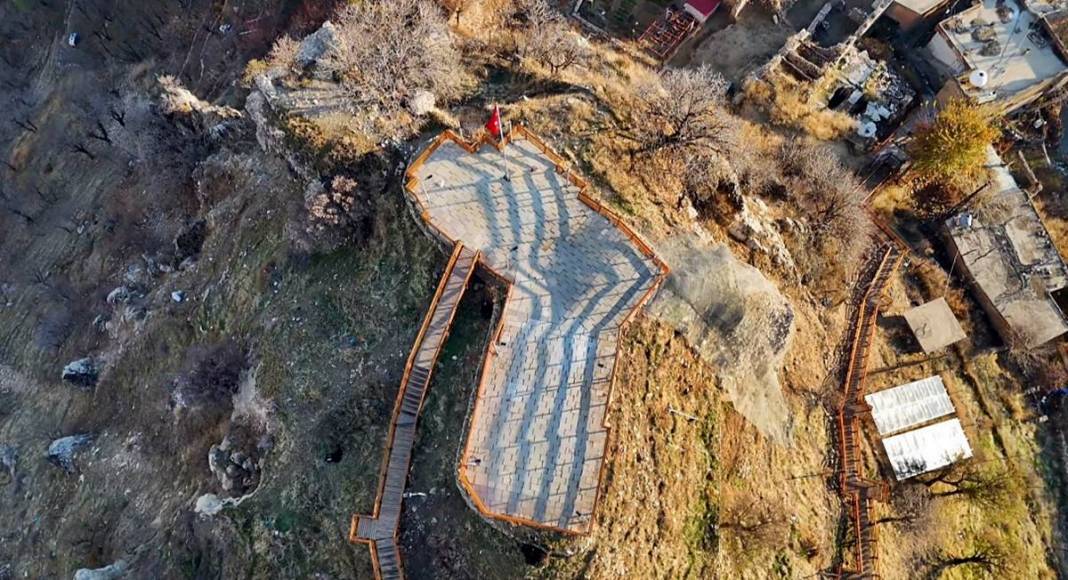 O kentin cazibe merkezi oldu: Tarihi kalede ışıklandırma sürprizi! Hem gündüz, hem akşam ziyaret edilebiliyor 1